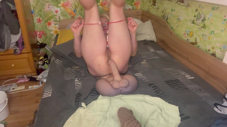 Putarankahotmilf: Une salope excitée emmène une trans pour un trio avec...