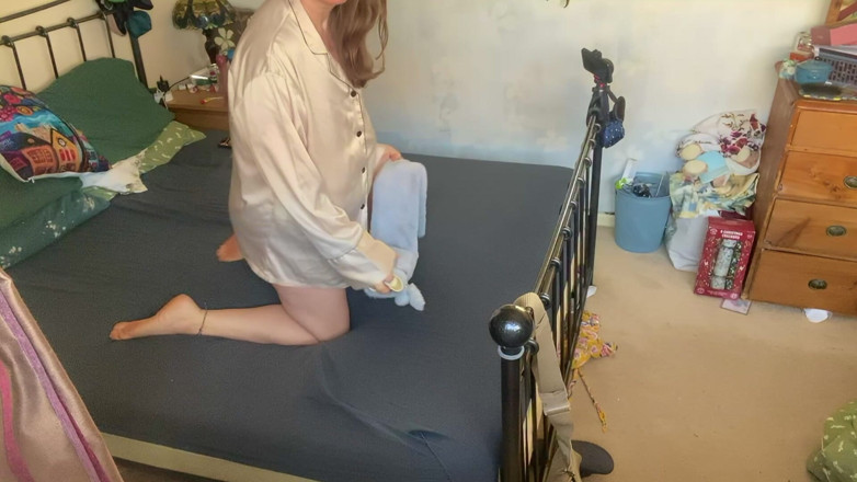 Frequentmasturbation: 当美丽的妻子在Macbook上时，建筑工人让自己进入并透过窗户窥视