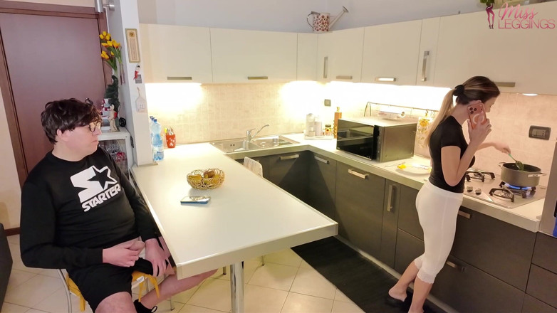 MissLeggings: Madrasta da cozinha de leggings brancas flaja o amigo do...