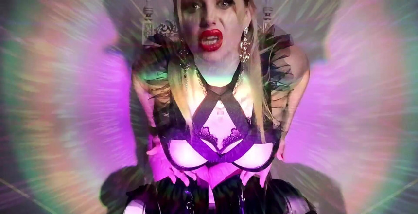 Goddess Misha Goldy: Ви не можете встояти переді мною і моїм гарячим тілом, тому ви повинні заплатити. Ви не можете приховати від того, що потрібно вашому пенісу.