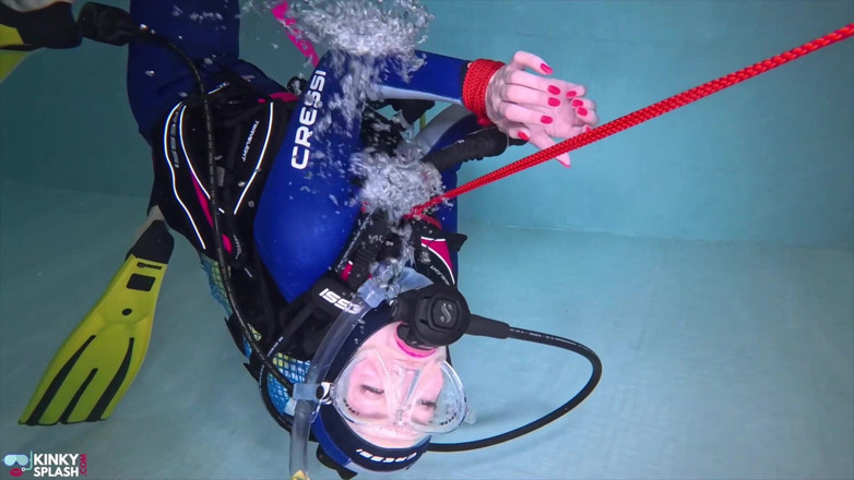 UKCuteGirl Lucy Lauren: Bondage sous l’eau dans une attache sous-marine étroite et traînée dans...