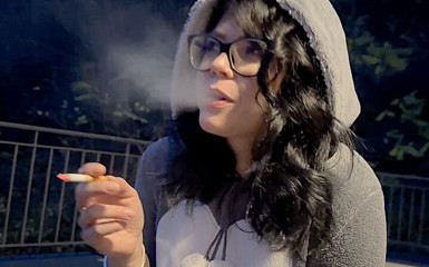 Shione Cooper: Gece sigarası dışarıda