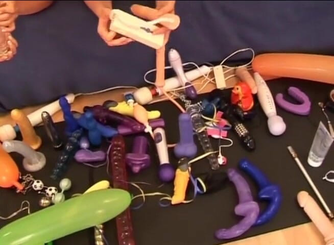 Lesbo Tube: Des salopes lesbiennes excitées atteignent un orgasme dans un quatuor