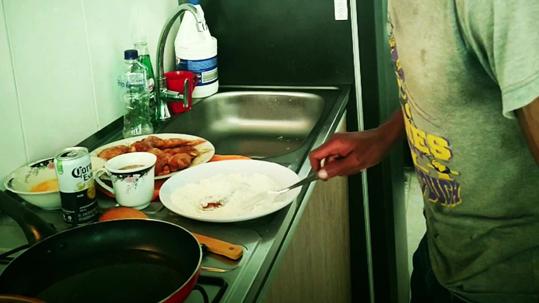 Uncut Lil Midget and Latina Freaky Friends: Pablon3grobar - cucina con la regina della sborrata di gola