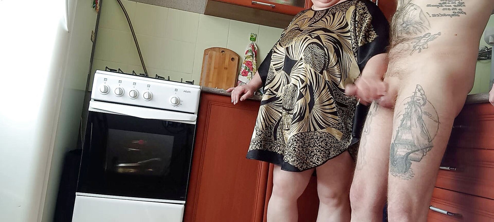 Zona901: milf masturba meu pau antes do almoço