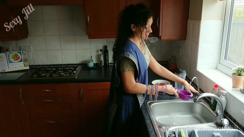 POV_Indian: O tânără indiancă în sari este obișnuită și futută cu degetul de...