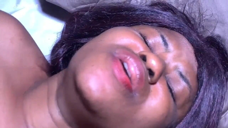Ebony Legeng: Krátká MILFka svádí 19letého chlapce k hardcore