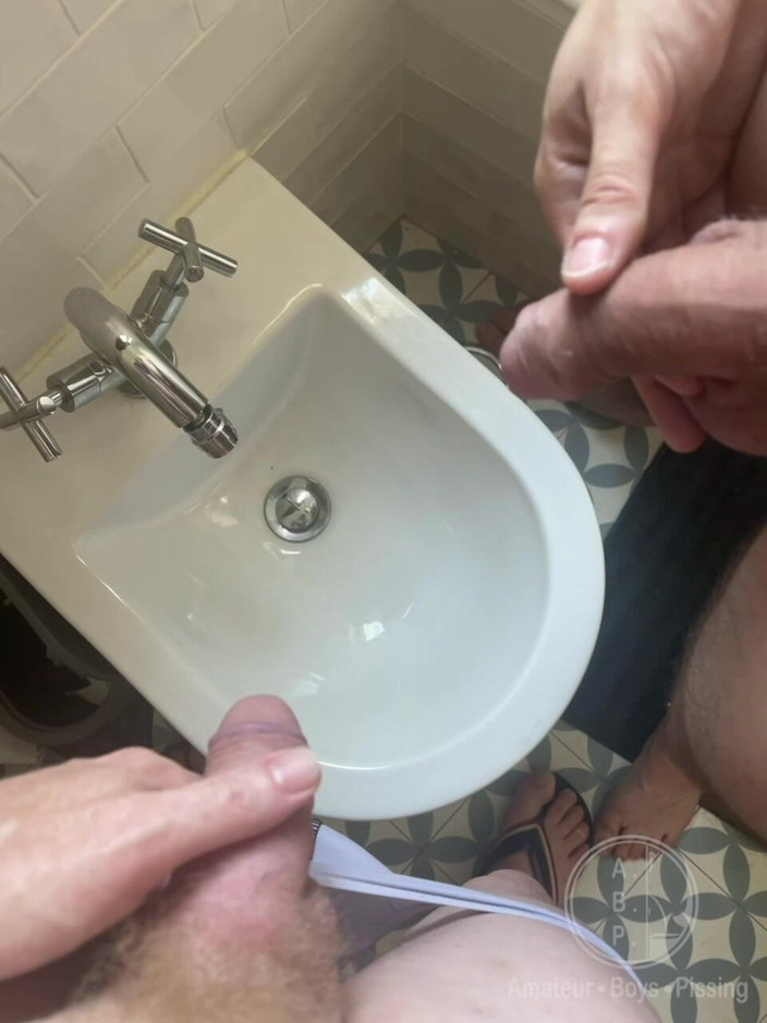 AmateurBoysPissing: Kompilace (2 scény): Amatérští chlapci spolu chčijí