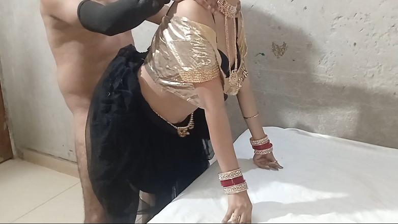 Vamika: Kongkek bagus dalam gaya doggy dengan bhabhi Tamil
