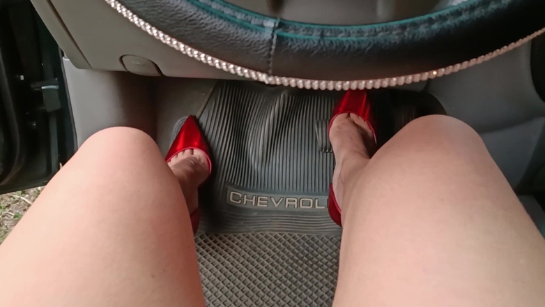 Queensofthefeet: Hoàn toàn khỏa thân chỉ trong giày cao gót nhọn...