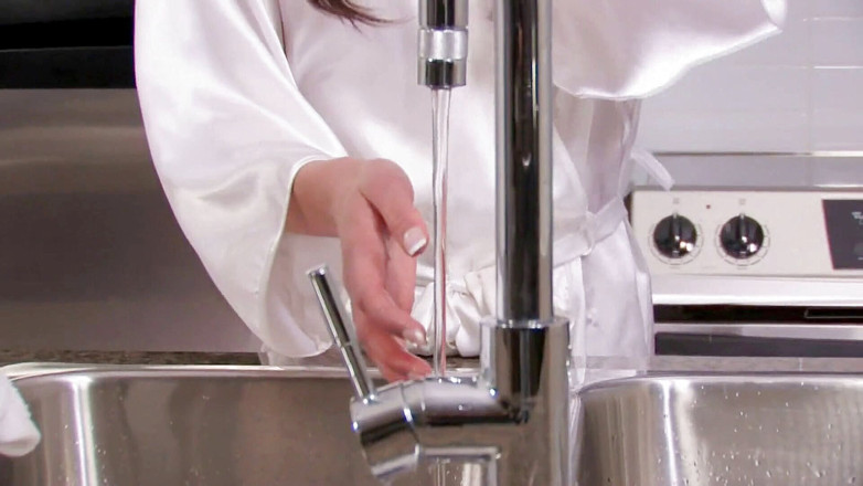 Toy Sluts: Une salope et son vibromasseur à œufs dans la cuisine