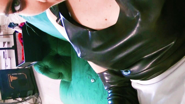 Goddess Celine: Няня vacumming