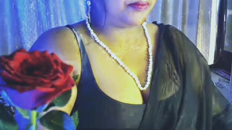 HotGirl21: Gadis seksi desi dengan bersemangat mengisap payudara dan memeknya bercinta...