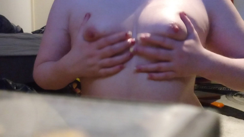 Bunnybeany: Bunnybeany joue avec ses petits seins