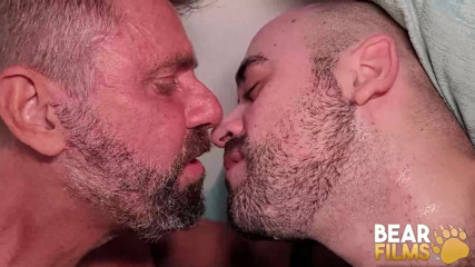 Bear Films: Bearfilms, Burly Ale Tedesco et Fernando Cortes se inséminent après...