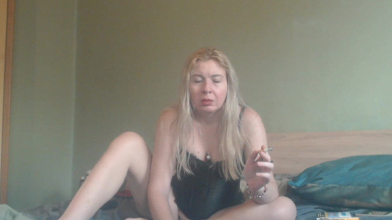 sunshinegoddes: Stiefmoeder met grote sappige kont masturbeert haar natte romige geschoren...