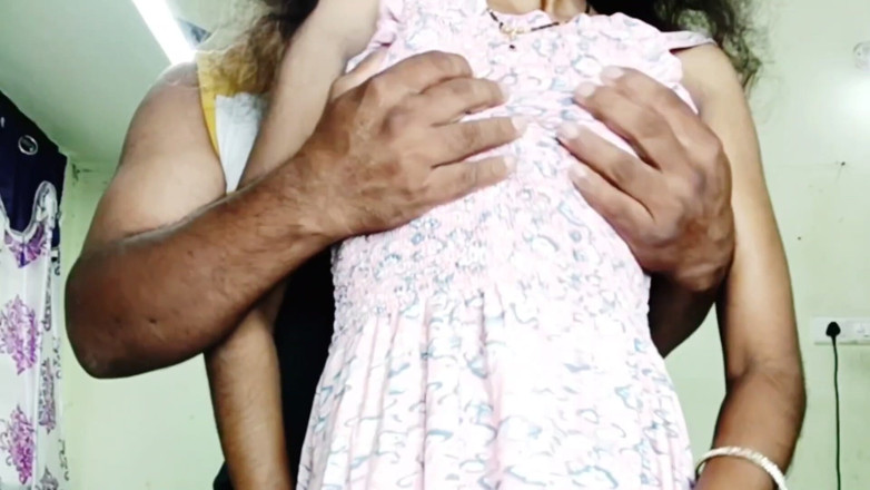 Indianhotcouple: Une jeune indienne sexy se fait baiser par des hommes...