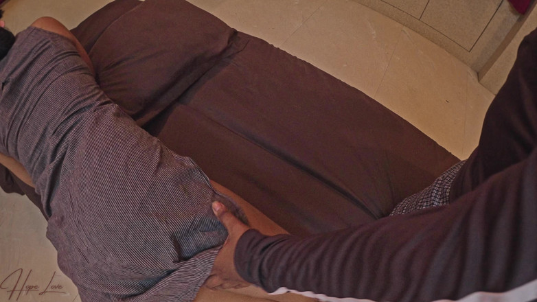 Hope Love: Bonita milf malaia seduz amigo do marido e faz sexo...
