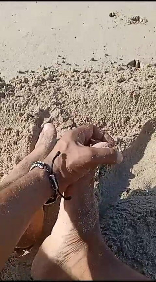 Boy top Amador: Op het naaktstrand pronkt geil met mijn voeten