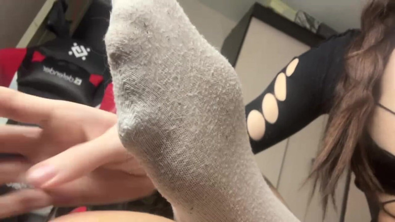 Skinny_lady69: Pieds de chaussettes puants