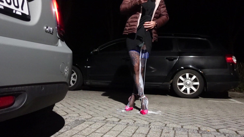 Loreleyadd: Picioarele mele sunt pline de spermă și sunt prins într-o cuști de...