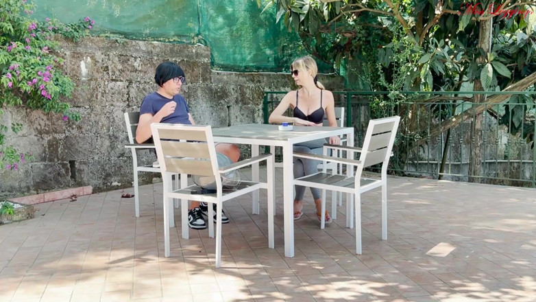MissLeggings: Mama vitregă dornică este încântată să-l provoace pe virgin în vacanță