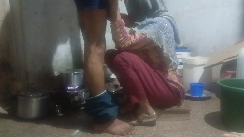 Bhabhi UP: Mengambilnya ke dalam mulutnya dan berkata, letakkan ia ke bawah.