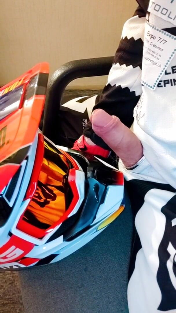 Sneakersmax98: Mx motoboy, abspritzen auf Mx Helm