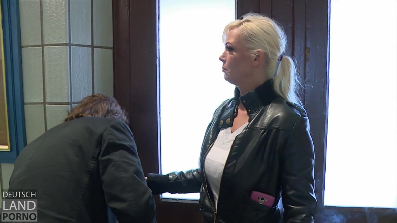 German Porn: Vivian Schmitt passe du temps avec une bite parce que...
