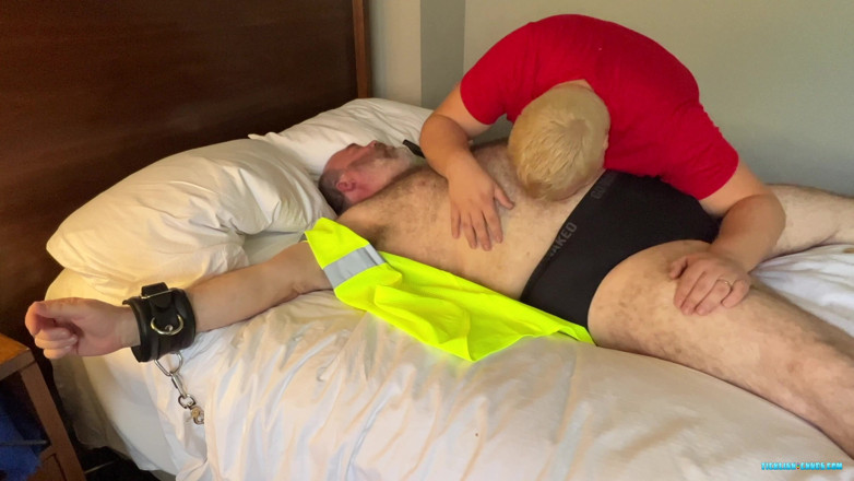 Ticklish Chubs: Một cái bụng to lắc lư cù!