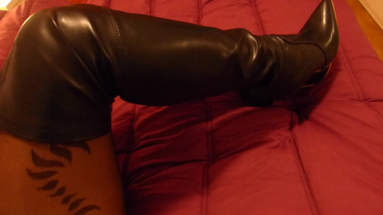 corynanylon: Pantyhose Boots