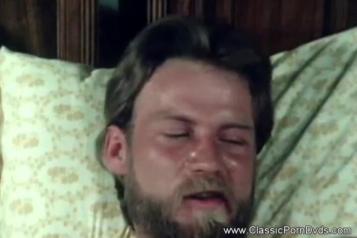 Classic Porn DVDs: Dwie dziewczyny wysadza szczęściarza