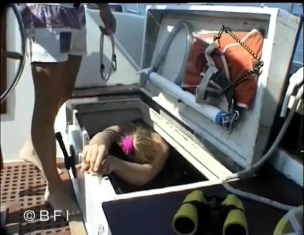 House of lords and mistresses in the spanking zone: Submeisje laat haar vriend haar straffen op zijn boot