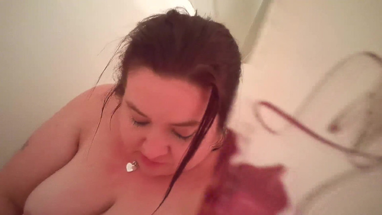 SexyNEBBW: Une BBW sexy prend une douche