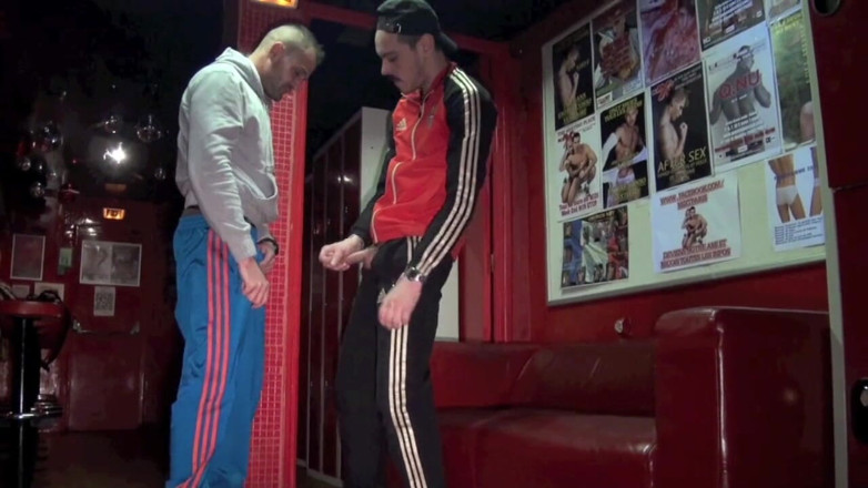 Crunch Boy: Mike se fait baiser par un Arabe chevauché dans une...