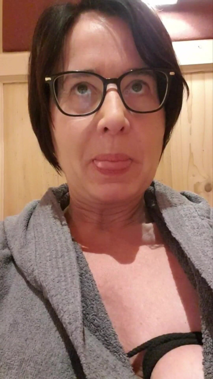 JulieEroticDress: Orgazm w saunie publicznej