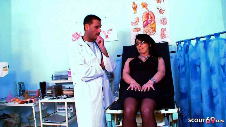 Full porn collection: Зріла худа німфоманка спокушає свого гінеколога займатися сексом з оргазмом