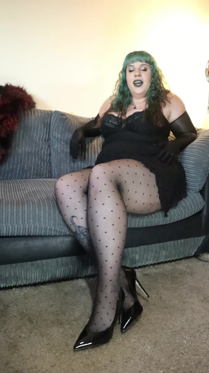 Goddess Kinx: Je baise mes nouvelles chaussures avec ta langue