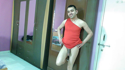 Cute & Nude Crossdresser: Sissy crossdresser nóng bỏng trong chiếc váy đỏ nóng bỏng cho...
