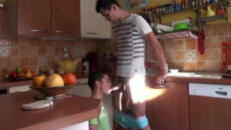 Crunch Boy: Twinks ficken in meiner küche