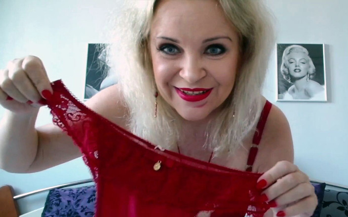 Misses_Jenny: Renifler une culotte mouillée avant de l'envoyer au fan