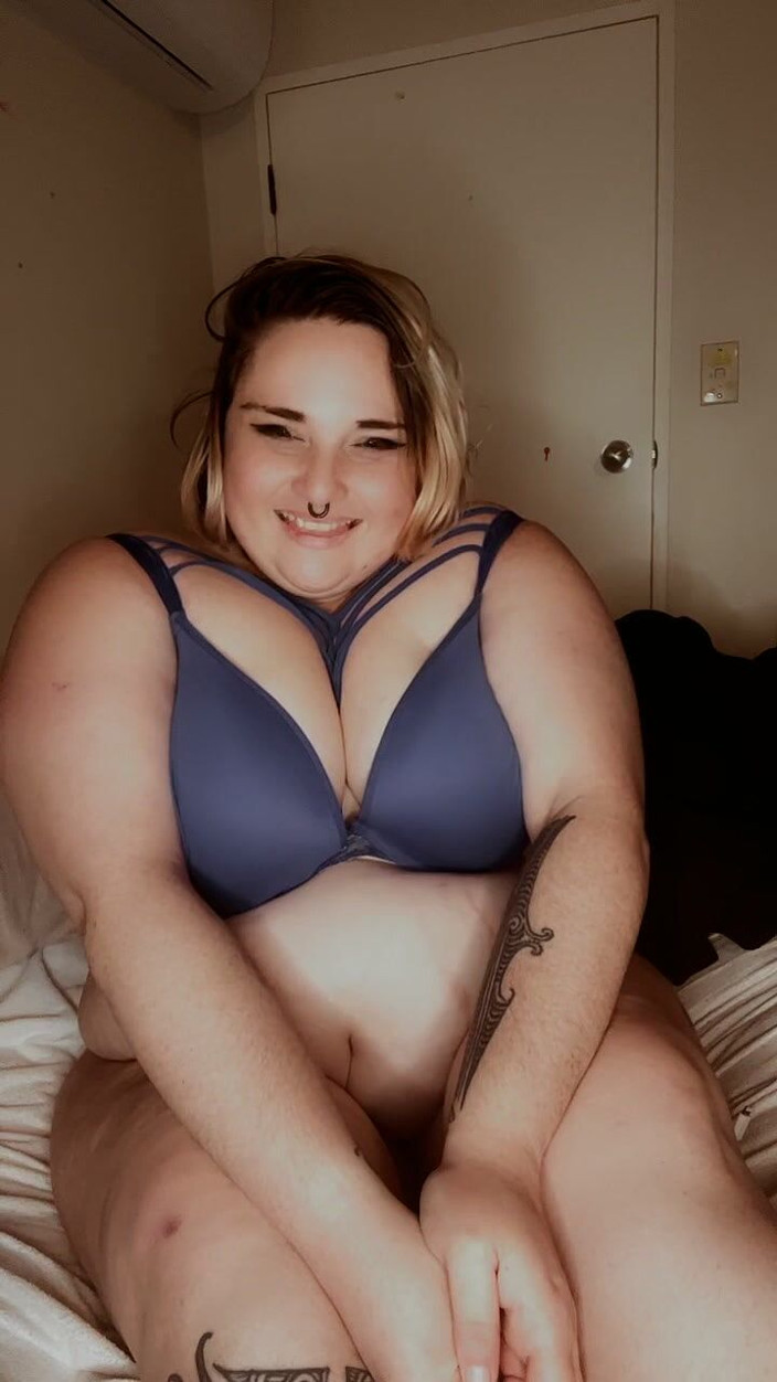 Busty Sky: Tetona grandota con pies pequeños jugando y chupando