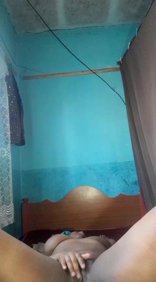 Mahali: mujhe kaimre par apni kaali gand dikhaana pasand hai 1