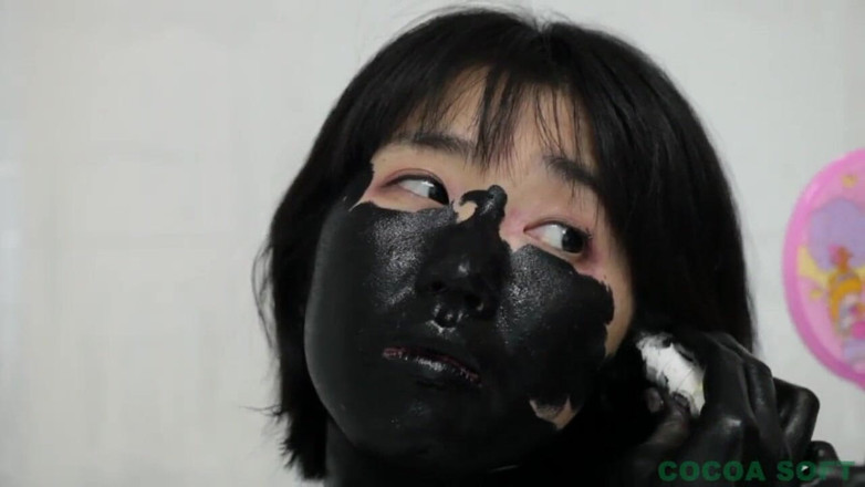 Cocoa Soft: 黒で濡れて乱雑な色、アジアの女の子はあなたに彼女の塗られた体のすべての部分を示しています