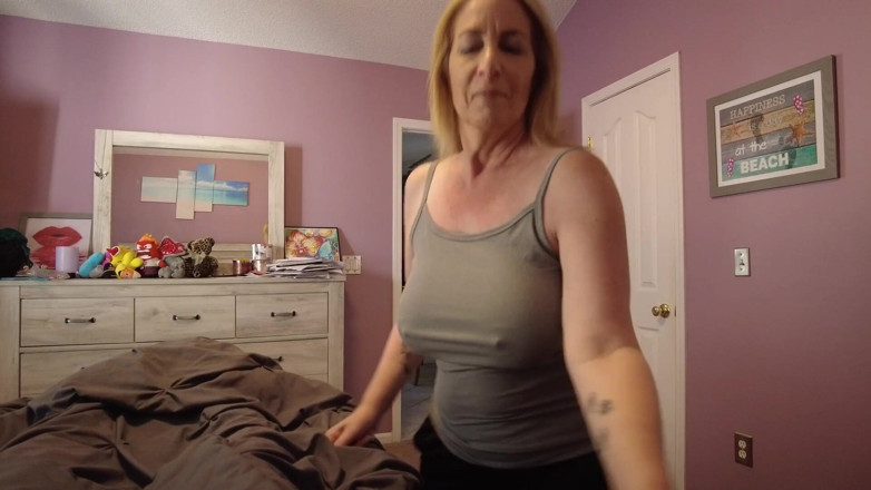 Danni Jones: Danni Jones, belle-mère mature, donne un but à son beau-fils inutile