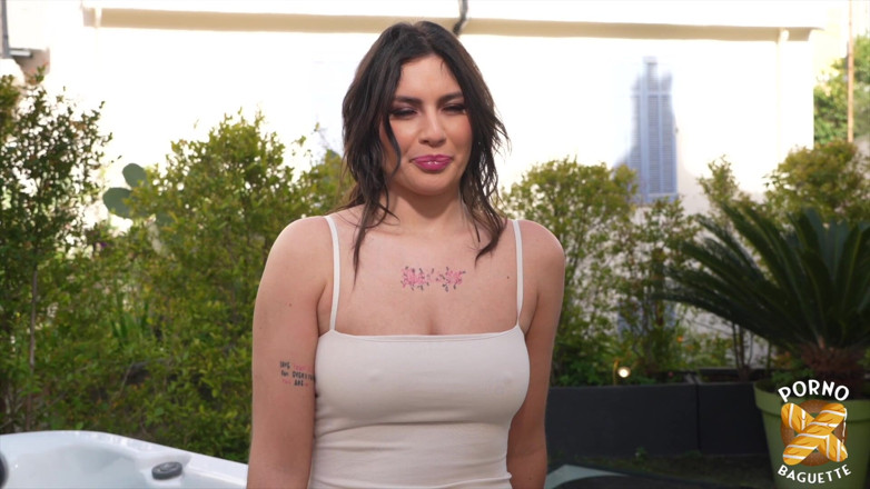 Porno Baguette: Laury à gros nichons veut partager une bite avec son ami