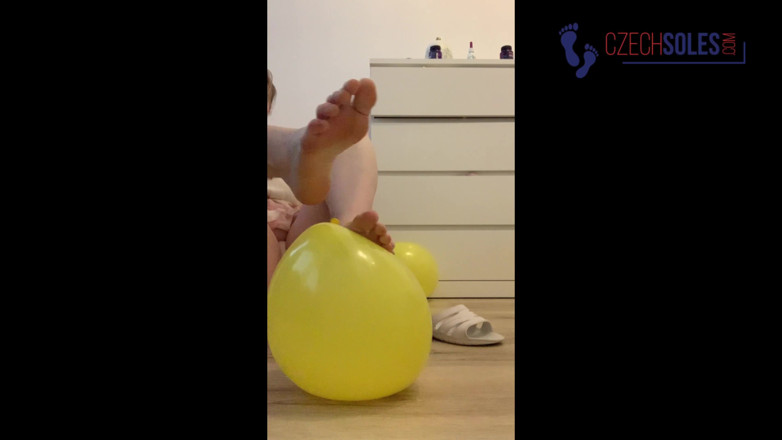 Czech Soles - foot fetish content: Kaki &amp; Belon menghancurkan