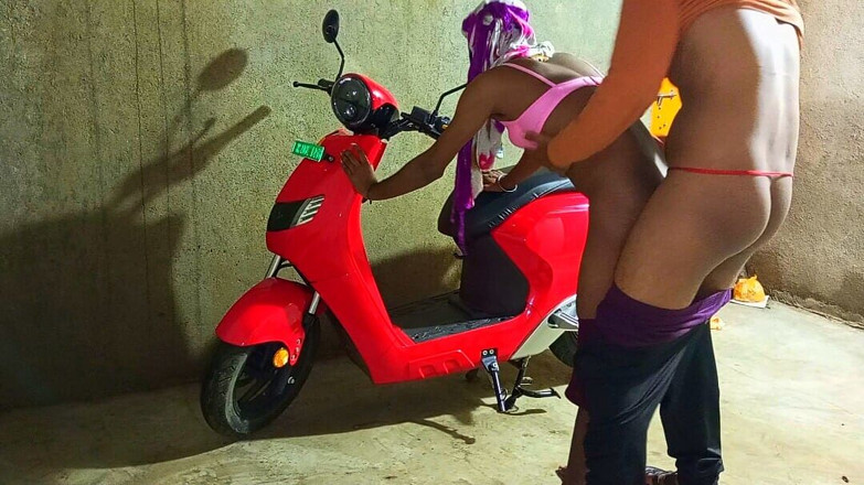 Indian Hijraji: Travesti baila en scooter eléctrico en su propia casa y...