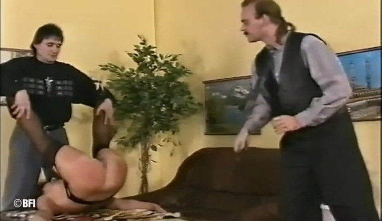 House of lords and mistresses in the spanking zone: 두 명의 노예가 채찍질 당하고 벌을 받는다