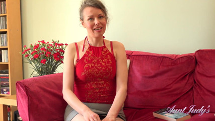 Aunt Judy's: Natural fullbush MILF Alexia (instrucciones de paja)
